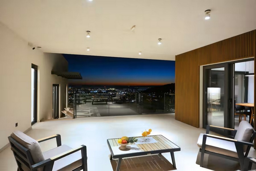 Täckt terrass med kvällsatmosfär och utsikt över staden