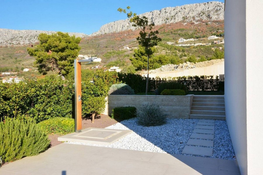 Trädgård med utomhusdusch och utsikt över bergen i Kroatien