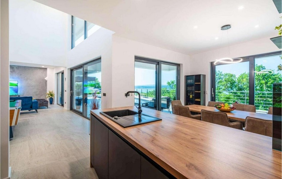 Kök och matplats med utgång till terrassen