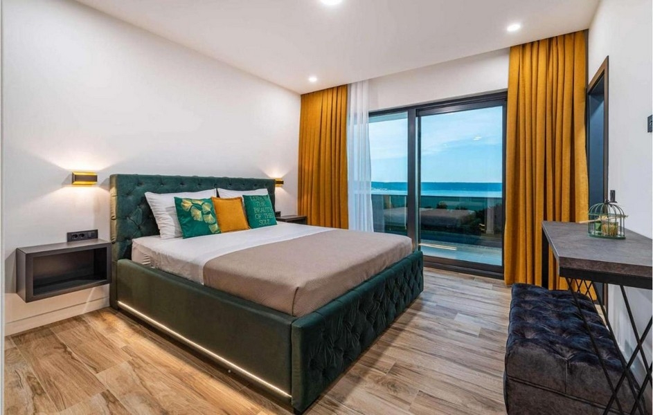 Sovrum med dubbelsäng och havsutsikt