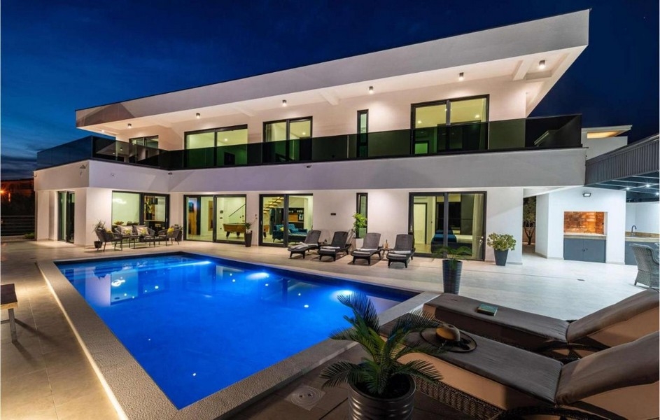 Modern villa i Kroatien med pool på natten