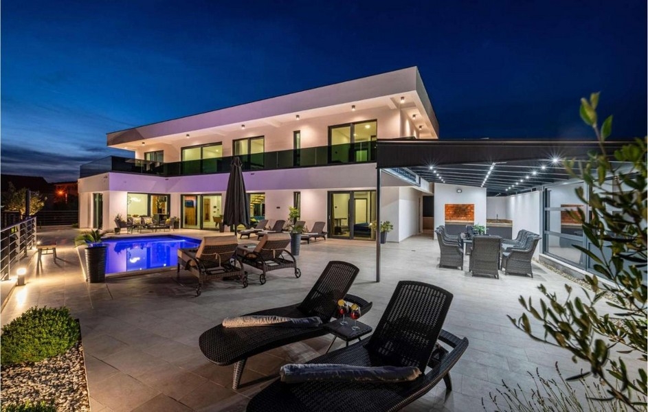 Lyxig villa med poolterrass och täckt matplats