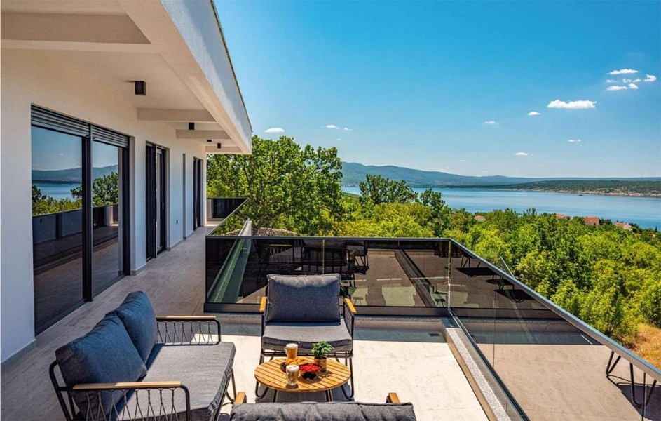 Terrass med havsutsikt och sittplatser