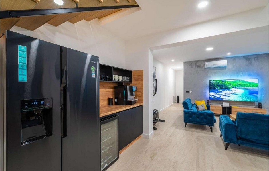 Modernt kök med kylskåp och sittgrupp