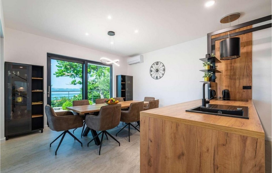 Matplats med träbord och havsutsikt