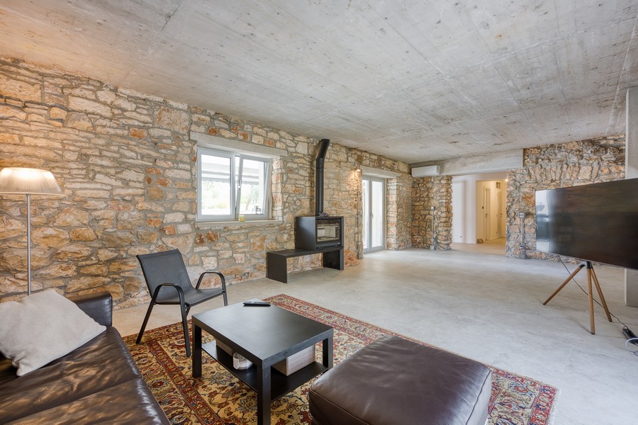 Vardagsrum med öppen spis och naturstenväggar