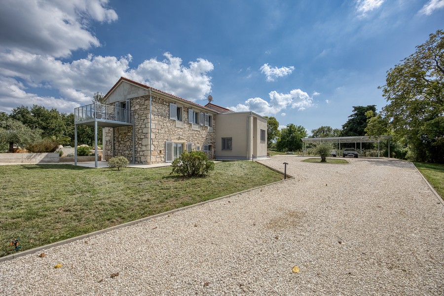 Medelhavsstenvilla med stor trädgård i Istrien