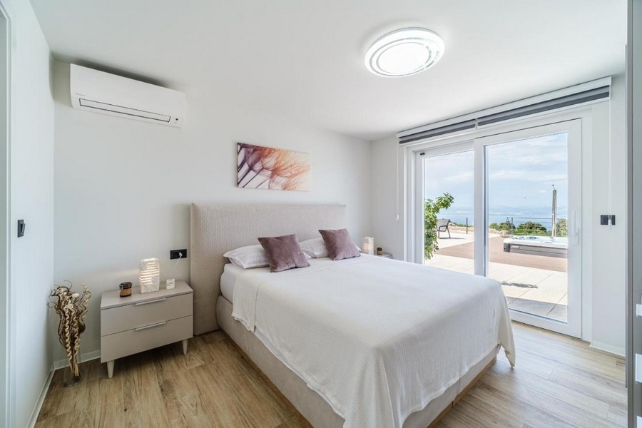 Sovrum på bottenvåningen med dubbelsäng och havsutsikt