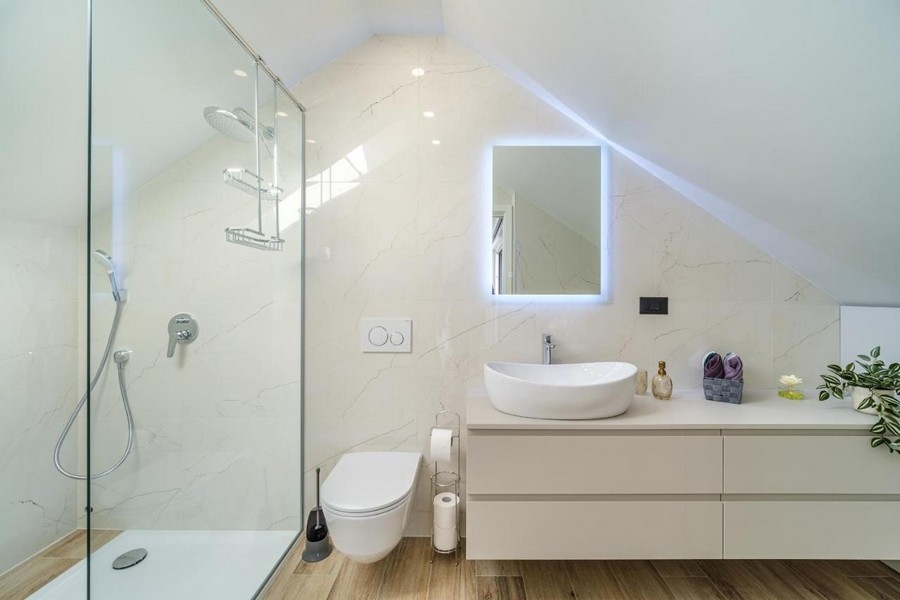 Modernt badrum med dusch och handfat