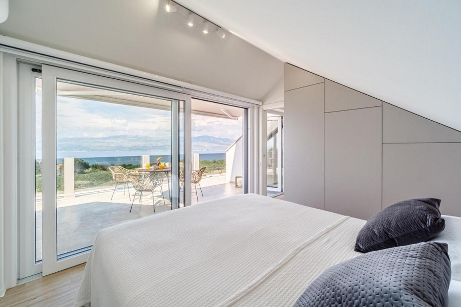 Övre sovrum med dubbelsäng och tillgång till terrassen