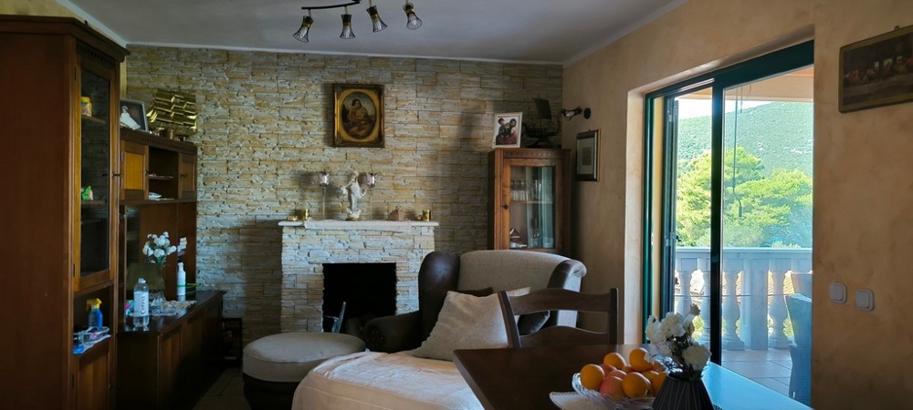 Vardagsrum med öppen spis och tillgång till balkong