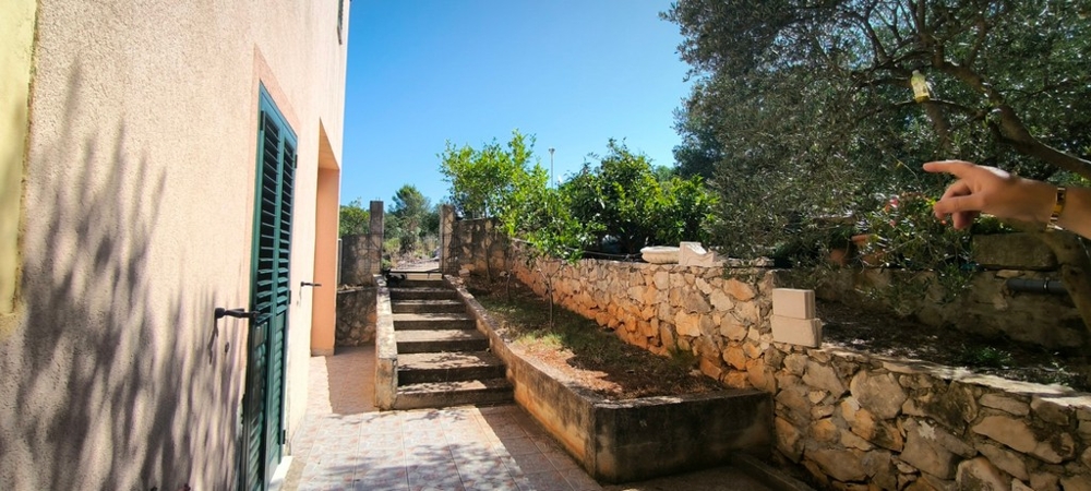 Utvändig trappa med stenmur och ingång till huset