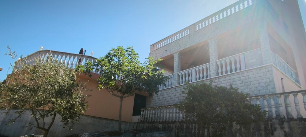 Stenhus med balkong och terrass, exteriör utsikt