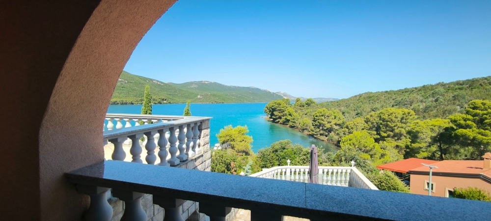 Havsutsikt genom terrassens valv