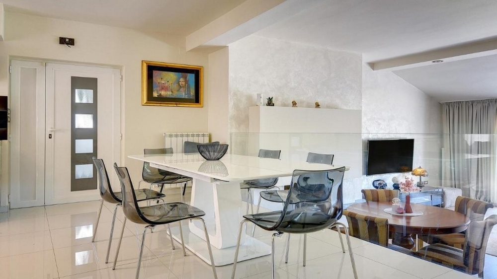 Modern matplats med vitt bord och glasräcke