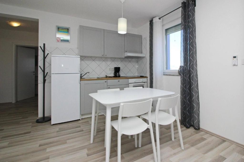 Matplats med bord och tillgång till vardagsrummet