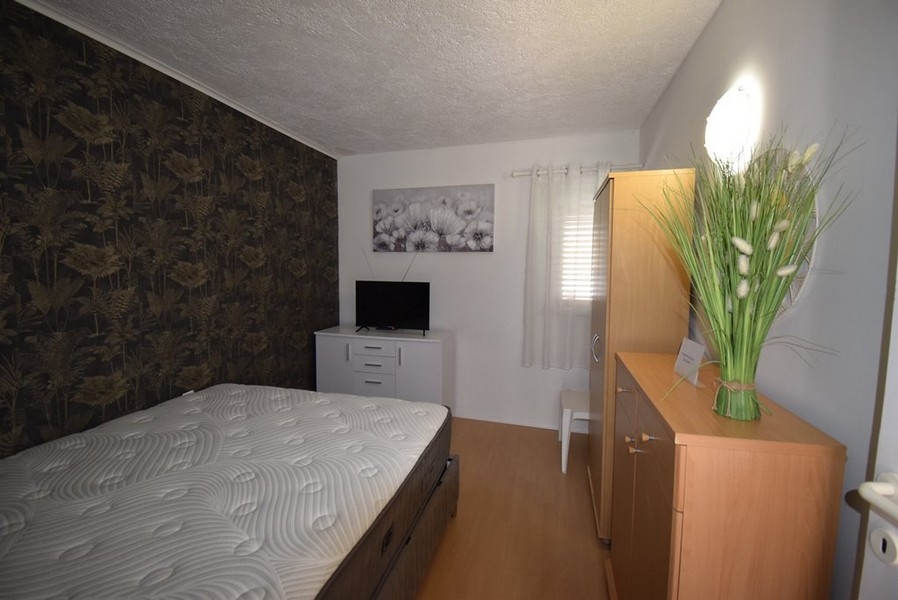 Ytterligare ett sovrum med dubbelsäng och garderob