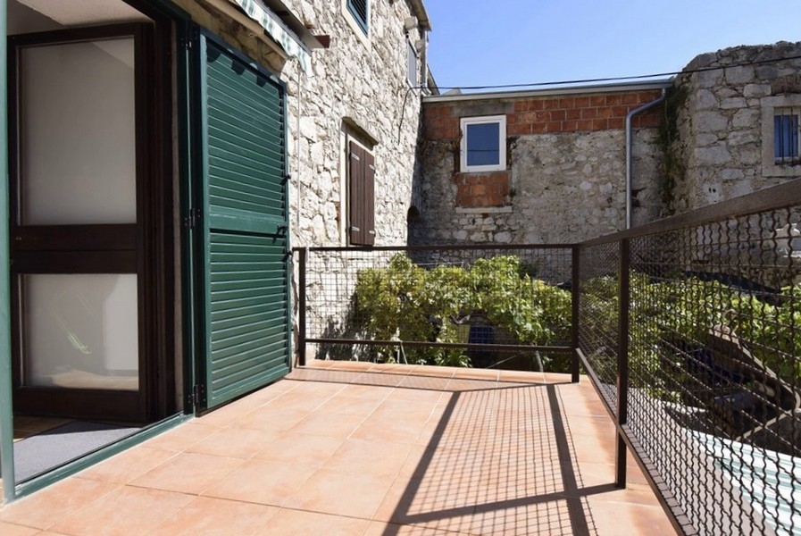 Terrass av stenhus H3689 till salu i Kroatien.