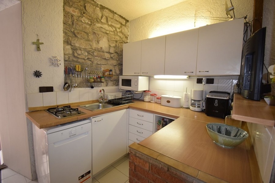 Kök med utrustat pentry och stenvägg