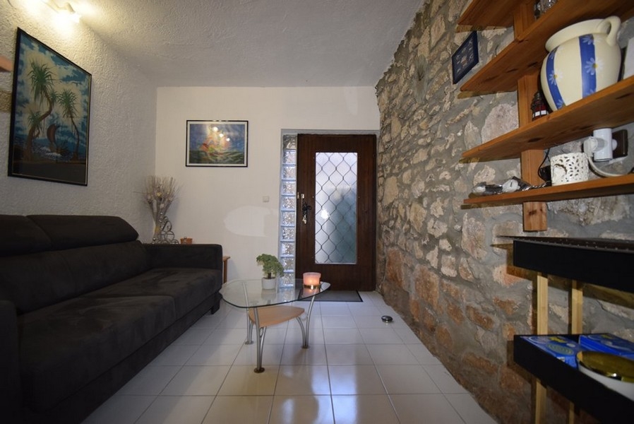 Vardagsrum med stenvägg och soffa