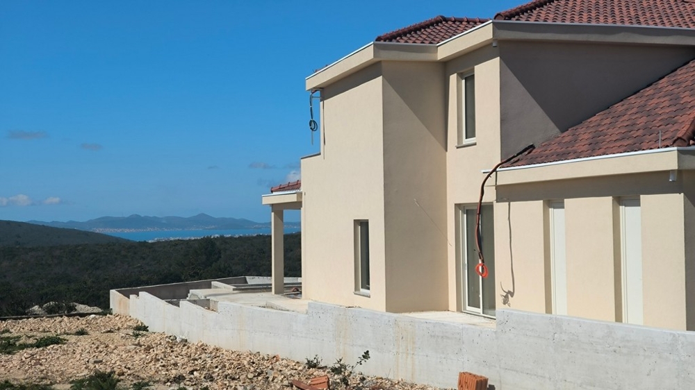 Havsutsikt och sidovy av villa H3691 nära Zadar, Kroatien.