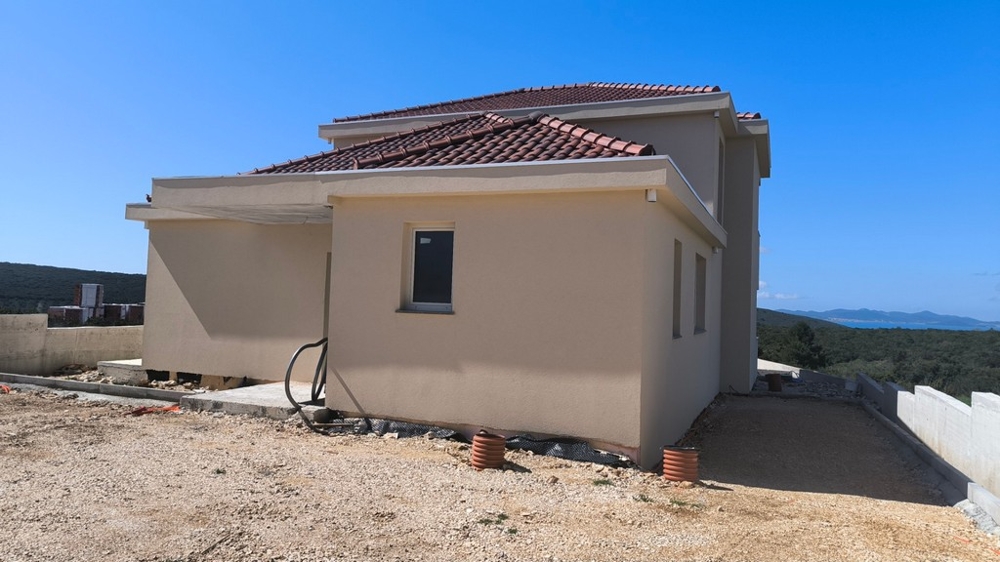 Baksidan av huset h3691 i Kroatien.