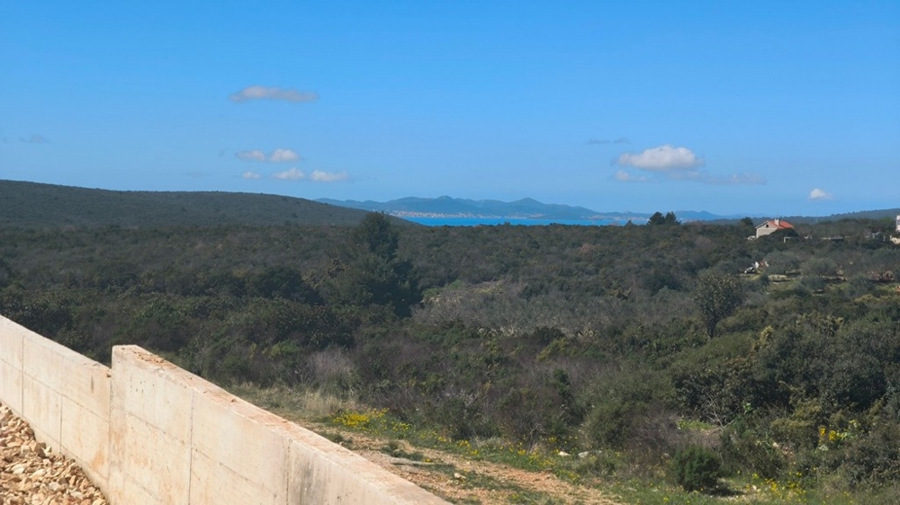 Utsikt över landskapet till havet.