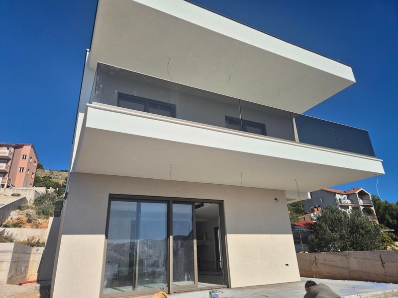 Modern villa nära havet till salu i Sibenik, Kroatien.