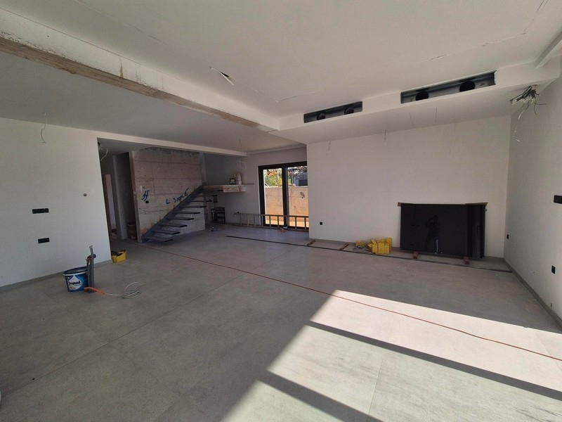 Köp en modern villa nära Sibenik i Kroatien.