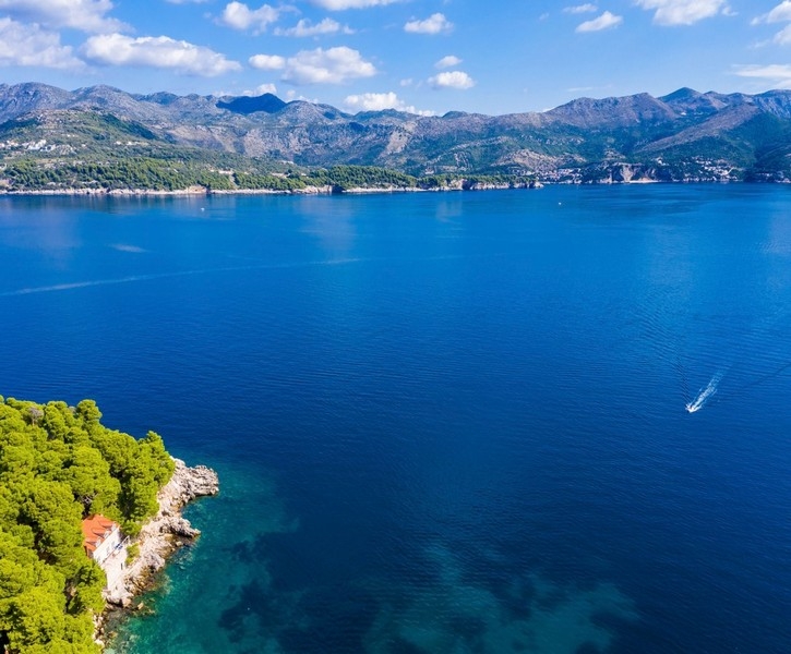 Flygfoto över havet villa med turkost vatten