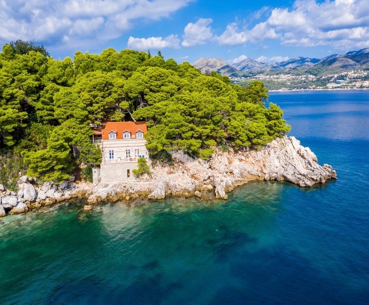 Villa i Dalmatien omgiven av skog och hav