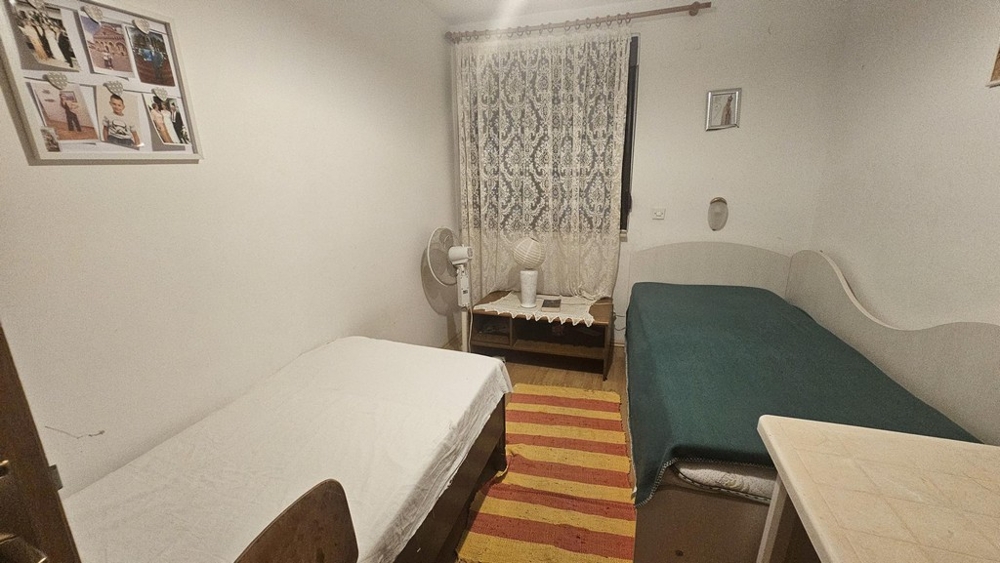 Sovrum med två enkelsängar och fönster