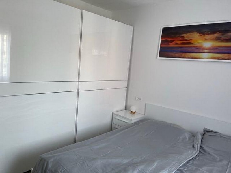 Sovrum med dubbelsäng och garderob