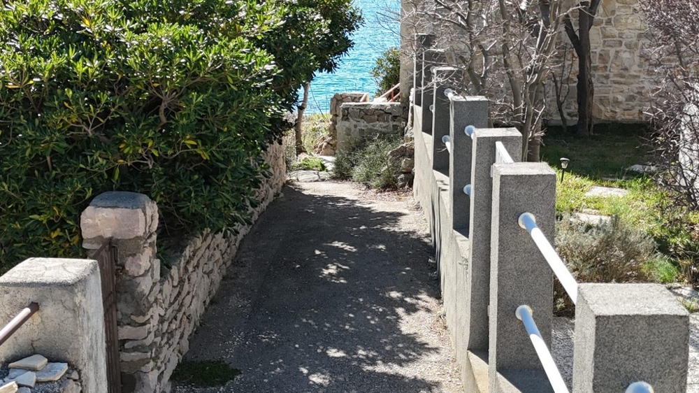 Tillgång till havet genom trädgårdsgång