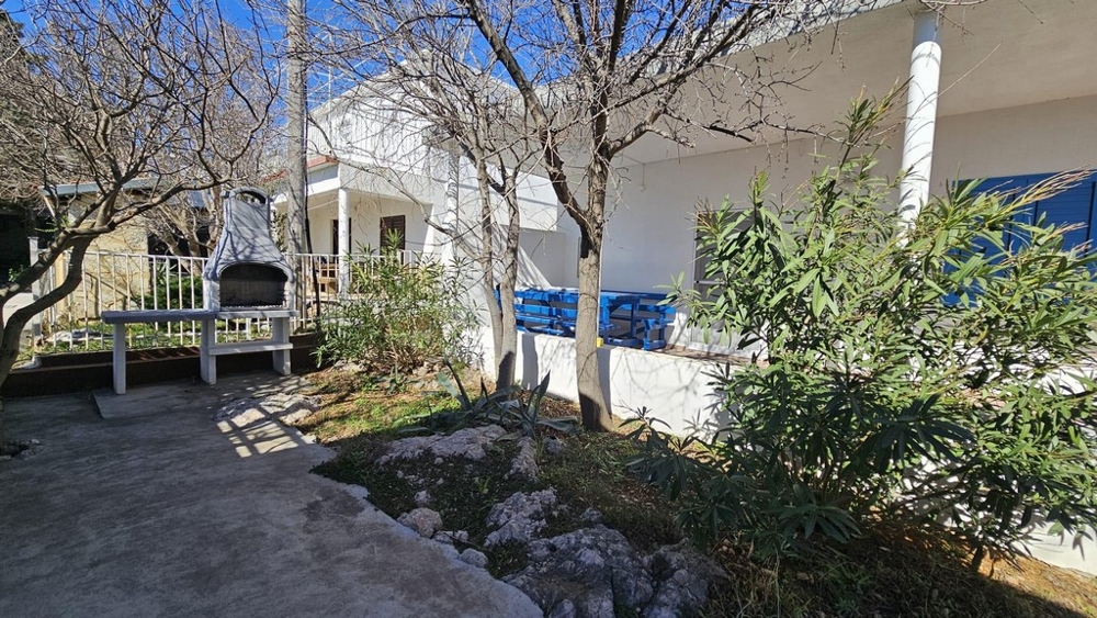 Trädgård med grillplats och terrass i Lukovo Sugarje