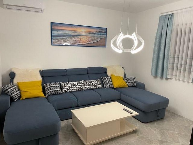 Vardagsrum med soffa och modern ljusdesign