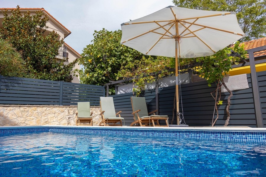 Pool och terrass på fastigheten H3702 i Selce nära Crikvenica