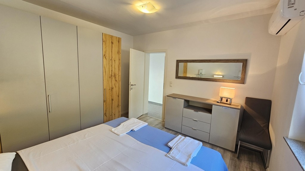 Sovrum med garderob och spegel byrå