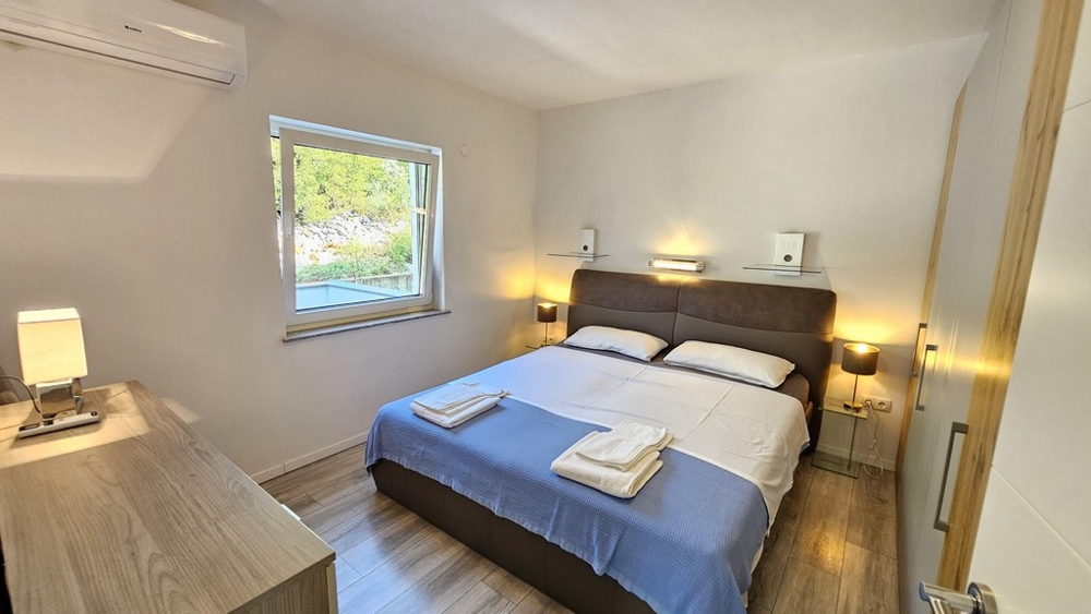 Sovrum med dubbelsäng och sängbord