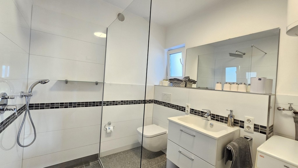 Modernt badrum med dusch och handfat