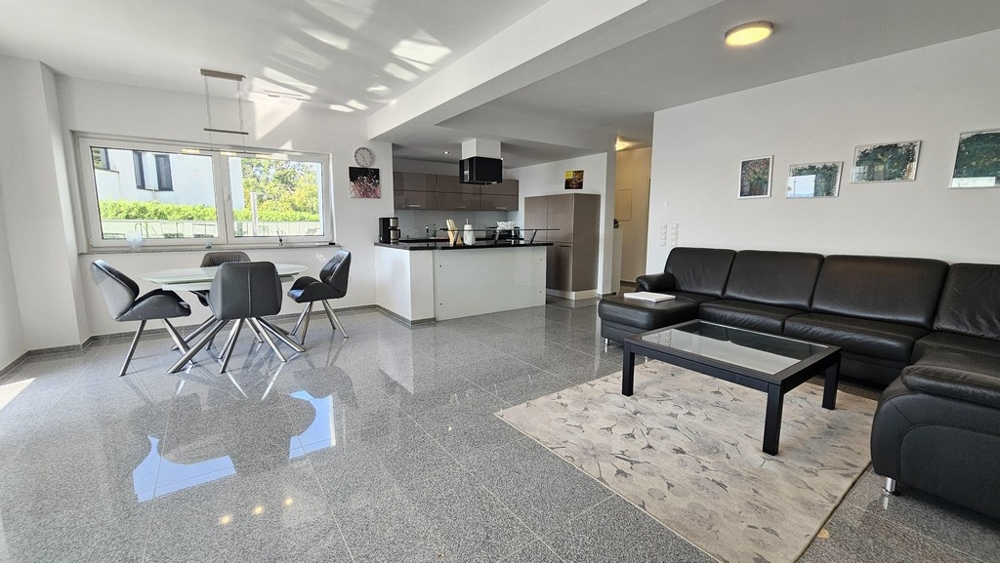 Modernt kök med matplats och vardagsrum