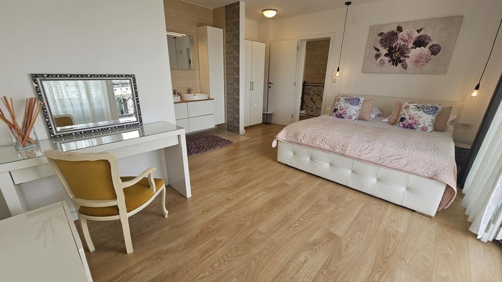 Stort sovrum med badrum en-suite