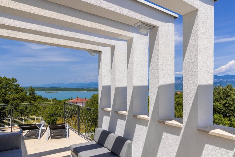 Täckt terrass med havsutsikt Kroatien