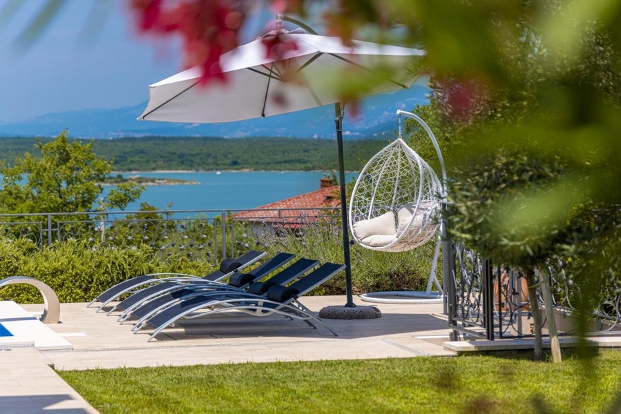 Villa med havsutsikt till salu på ön Krk Kroatien.