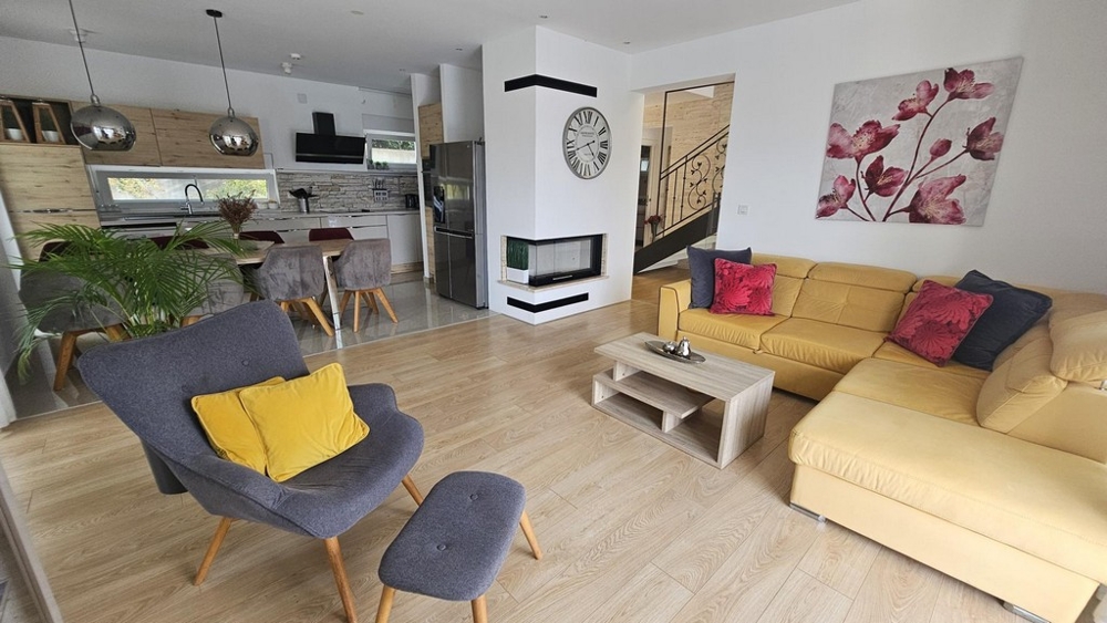 Ljust vardagsrum med modern inredning