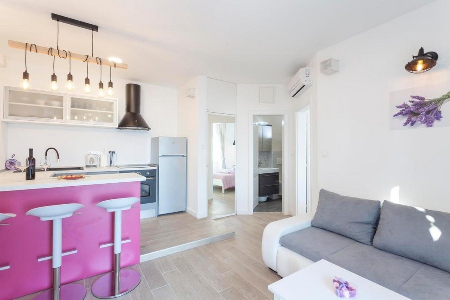 Modernt kök med bardisk och vardagsrum