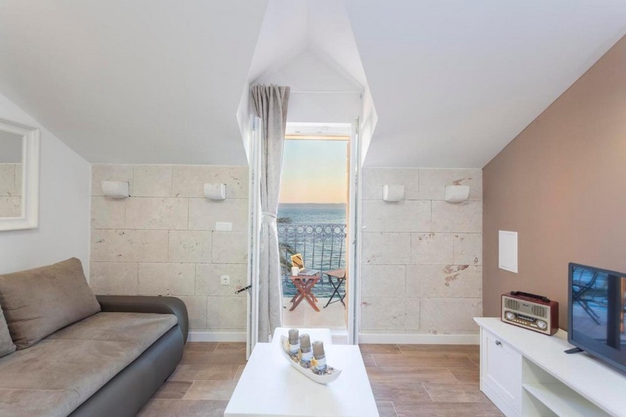 Vardagsrum med utgång till balkong och havsutsikt