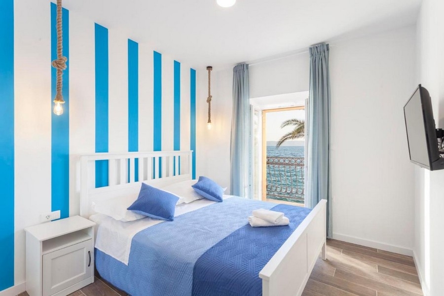 Sovrum med dubbelsäng och havsutsikt