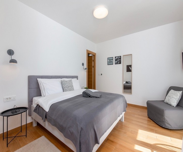 Sovrum med dubbelsäng och modern inredning