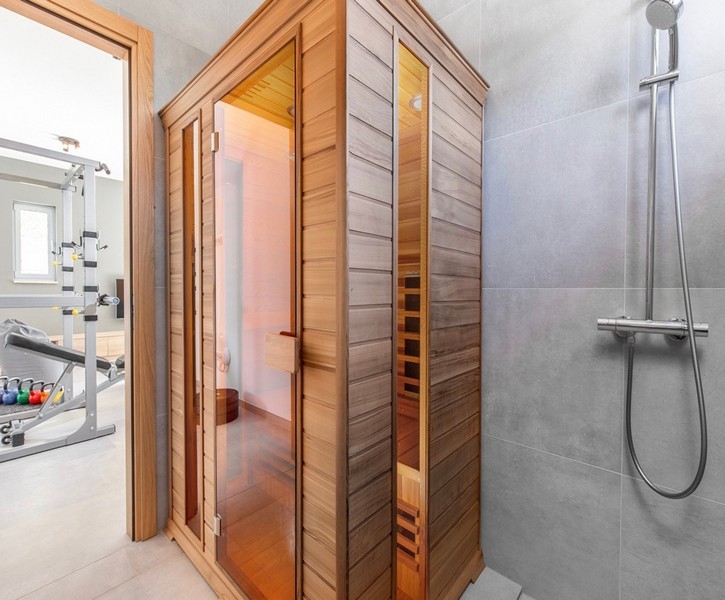 Bastu med dusch och gym i bakgrunden